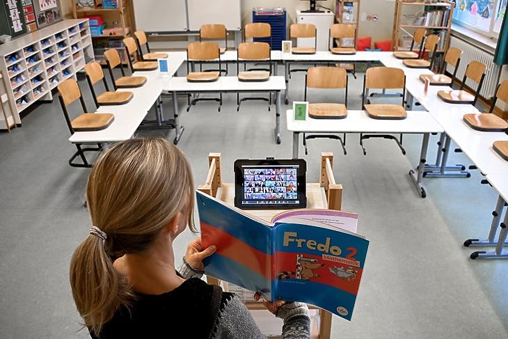 Megtelhetnek az eddig üres tantermek:  egy tanár tart online órát az  Am Weyer iskolában Dinslakenben 2021. január 18-án. EPA/SASCHA STEINBACH