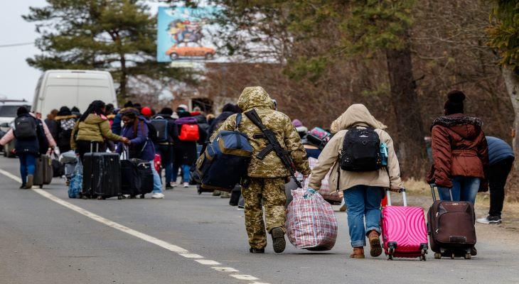 Hosszú sorokban tartanak a nyugati határok felé az ukrajnai menekültek. Fotó: MTI