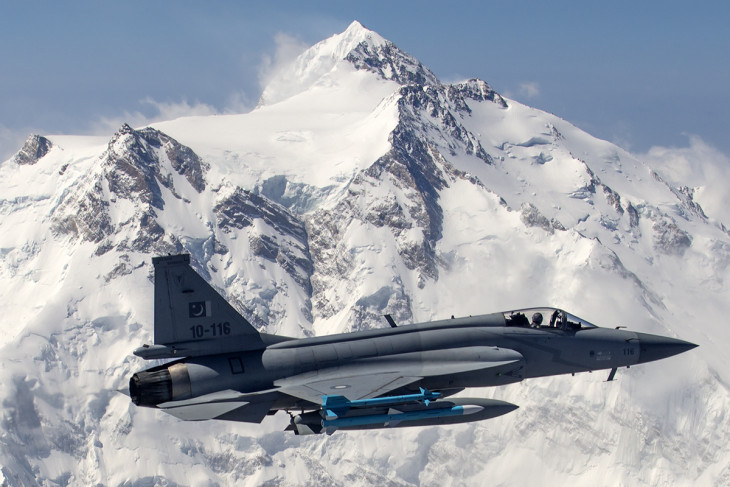 A pakisztáni légierő kínai gyártású JF-17-es gépe, a szárny alatt függő második rakéta egy PL-15-ös lehet