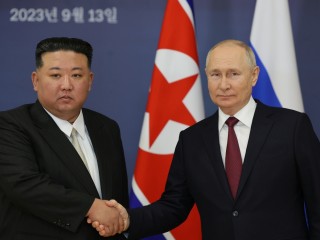 Vlagyimir Putyin orosz elnöknek (j) és Kim Dzsong Un elsőszámú észak-koreai vezetőnek, a Koreai Munkapárt főtitkárának, a Nemzetvédelmi Bizottság első elnökének találkozója a szibériai Vosztocsnij űrrepülőtéren 2023. szeptember 13-án.
MTI/EPA/Szputnyik/Orosz elnöki sajtószolgálat/Vlagyimir Szmirnov