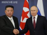 Vlagyimir Putyin orosz elnöknek (j) és Kim Dzsong Un elsőszámú észak-koreai vezetőnek, a Koreai Munkapárt főtitkárának, a Nemzetvédelmi Bizottság első elnökének találkozója a szibériai Vosztocsnij űrrepülőtéren 2023. szeptember 13-án.
MTI/EPA/Szputnyik/Orosz elnöki sajtószolgálat/Vlagyimir Szmirnov