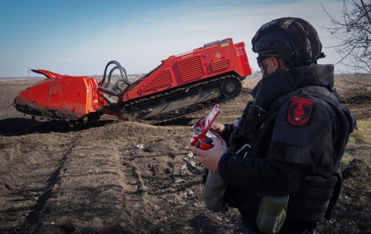 Taposóaknákat keres egy ukrán utász egy DOK-ING gyártmányú MV-10 aknakeresővel a kelet-ukrajai Harkiv megyében levő Balaklia közelében 2024. április 1-jén, az Ukrajna elleni orosz háború harmadik évében