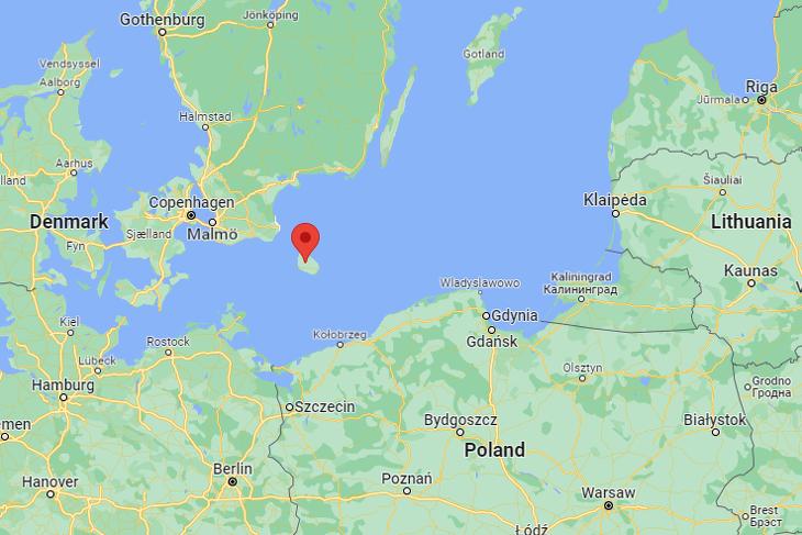 A támadás Bornholm sziget (piros nyíllal jelezve) közelében történt. Forrás: Google Maps