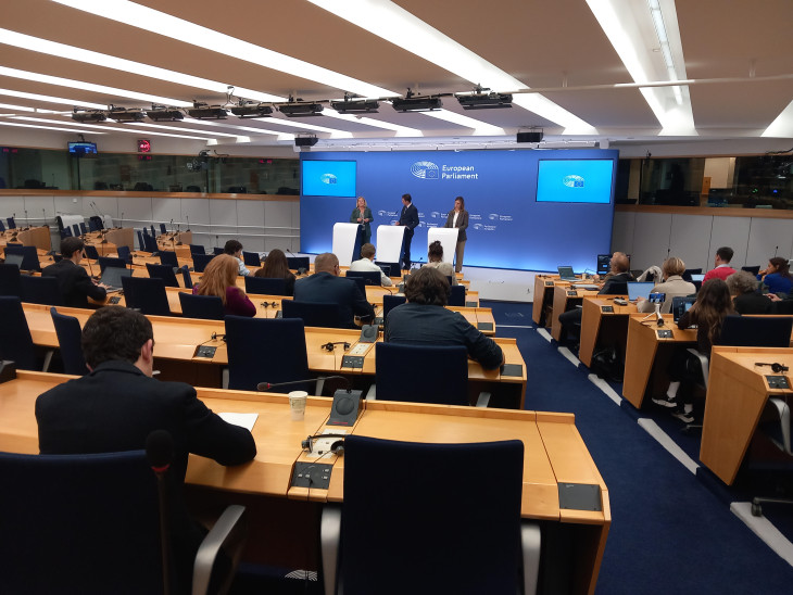 Siegfried Mureșan és Carla Tavares sajtótájékoztatót tart az Európai Parlamentben 2025. november 12-én este