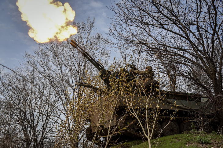 Ukrán katonák egy Gvozgyika önjáró tarackkal lőnek a donyecki régióban fekvő, ostromgyűrűben lévő Bahmutban 2023. április 7-én. Fotó: MTI/EPA/Oleh Petraszjuk 