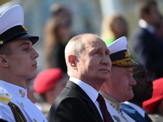 Vlagyimir Putyin elnök az orosz haditengerészet napján megtartott szokásos éves parádén Szentpéterváron 2023. július 30-án. Fotó:  EPA/ALEXANDER KAZAKOV / SPUTNIK / KREML