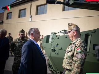 A nap képe: Orbán Viktor csak mosolygott a fegyverek árnyékában