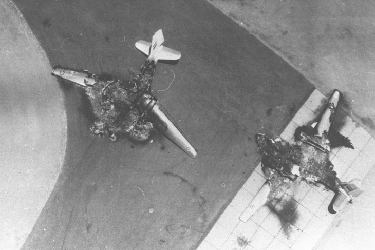 A háború nyitányaként, Izrael által indított meglepetésszerű légicsapások során földön megsemmisített egyiptomi repülőgépek az 1967-es hatnapos háború idején. Izraelnek jobban működött, ha először és nagyot ütött. Fotó: Wikimedia