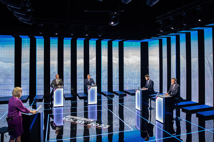 Apa és fia azt játszotta, hogy egy autóból rálőnek a szlovák elnök házára