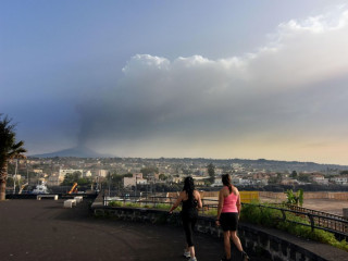 Hamufelhőt szór az Etna