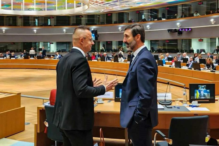 Szijjártó Péter szlovák kollégája társaságában az európai uniós külügyi tanács ülésén Brüsszelben. Facebook oldalán a kép mellé azt írta: Jó, hogy itt van Juraj, így kevésbé érzem magam egyedül! Fotó: Facebook/Szijjártó Péter 