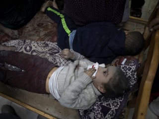 Izraeli légicsapásban megsebesült gyerekek fekszenek egy kórházban Khan Yunisban egy kórházban a Gázai övezet déli részén 2023. december 8-án. Fotó:  EPA/HAITHAM IMAD  