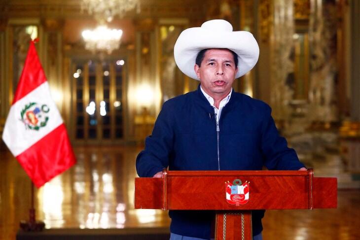 Pedro Castillo még elnökként beszél, a földművesek hagyományos kalapjában