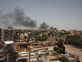 Füst gomolyog a szudáni fővárosban, Kartúmban 2023. április 22-én. A hadsereg és a rivális félkatonai erők közötti fegyveres harcok több mint egy hete tartanak Szudánban. Fotó: MTI/AP/Marwan Ali 