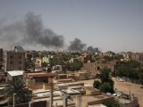 Füst gomolyog a szudáni fővárosban, Kartúmban 2023. április 22-én. A hadsereg és a rivális félkatonai erők közötti fegyveres harcok több mint egy hete tartanak Szudánban. Fotó: MTI/AP/Marwan Ali 