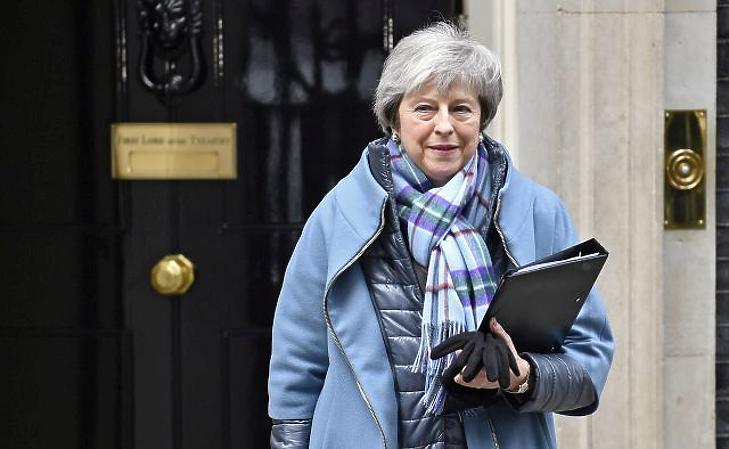 Megint gordiuszi csomót próbál átvágni Theresa May