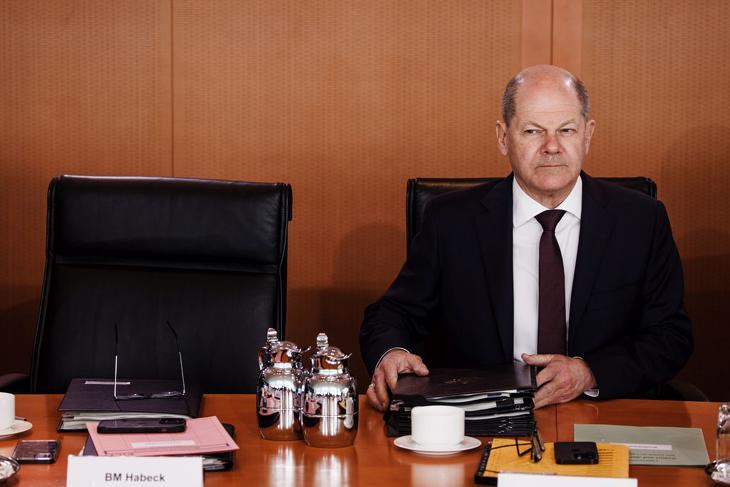 Olaf Scholz várakozik egy kabinetülés előtt. Van oka a szúrós tekintetre a német kancellárnak. Fotó: EPA/CLEMENS BILAN 