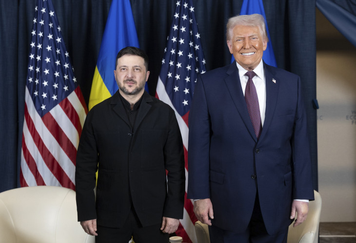Az ukrán elnöki hivatal sajtószolgálatának felvétele Volodimir Zelenszkij ukrán elnökről (b) és Donald Trump amerikai elnökről a kétoldalú megbeszélésükön az 56. Világgazdasági Fórumon a svájci Davosban 2026. január 22-én, a konferencia negyedik napján. A január 23-ig tartó rendezvény mottója: A párbeszéd szelleme.