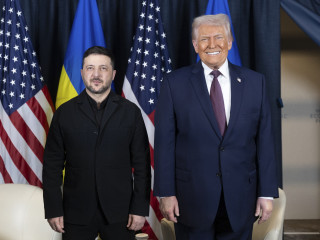 Az ukrán elnöki hivatal sajtószolgálatának felvétele Volodimir Zelenszkij ukrán elnökről (b) és Donald Trump amerikai elnökről a kétoldalú megbeszélésükön az 56. Világgazdasági Fórumon a svájci Davosban 2026. január 22-én, a konferencia negyedik napján. A január 23-ig tartó rendezvény mottója: A párbeszéd szelleme.