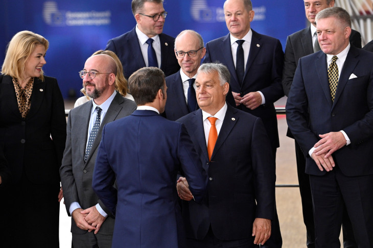 Orbán Viktor miniszterelnök (k) kezet fog Emmanuel Macron francia elnökkel (b3), mellettük Charles Michel, az Európai Tanács elnöke (b2),a második sorban Evika Silina lett (b), Luc Frieden luxemburgi (k) és Robert Fico szlovák miniszterelnök (j), a harmadik sorban Orpo Petteri finn kormányfő (b), Olaf Scholz német kancellár (k) és Robert Golob szlovén miniszterelnök (j) az EU-tagországok állam- és kormányfőinek csúcstalálkozójának résztvevői a csoportkép készítése előtt Brüsszelben 2024. október 17-én. 