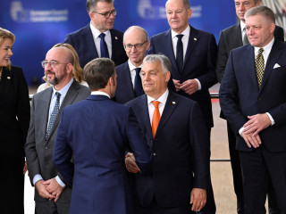 Orbán Viktor miniszterelnök (k) kezet fog Emmanuel Macron francia elnökkel (b3), mellettük Charles Michel, az Európai Tanács elnöke (b2),a második sorban Evika Silina lett (b), Luc Frieden luxemburgi (k) és Robert Fico szlovák miniszterelnök (j), a harmadik sorban Orpo Petteri finn kormányfő (b), Olaf Scholz német kancellár (k) és Robert Golob szlovén miniszterelnök (j) az EU-tagországok állam- és kormányfőinek csúcstalálkozójának résztvevői a csoportkép készítése előtt Brüsszelben 2024. október 17-én. 
