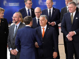 Orbán Viktor miniszterelnök (k) kezet fog Emmanuel Macron francia elnökkel (b3), mellettük Charles Michel, az Európai Tanács elnöke (b2),a második sorban Evika Silina lett (b), Luc Frieden luxemburgi (k) és Robert Fico szlovák miniszterelnök (j), a harmadik sorban Orpo Petteri finn kormányfő (b), Olaf Scholz német kancellár (k) és Robert Golob szlovén miniszterelnök (j) az EU-tagországok állam- és kormányfőinek csúcstalálkozójának résztvevői a csoportkép készítése előtt Brüsszelben 2024. október 17-én. 