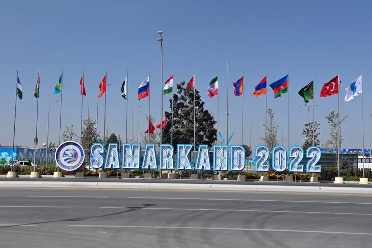 Zászlók és a Sanghaji Együttműködési Szervezet (SCO) csúcstalálkozójának logója az üzbegisztáni Szamarkandban 2022. szeptember 14-én. Az SCO egy 2001-ben Sanghajban alapított nemzetközi szövetség, amelyet Kína, India, Kazahsztán, Kirgizisztán, Oroszország, Pakisztán, Tádzsikisztán, Üzbegisztán és négy, a teljes jogú tagsághoz való csatlakozásban érdekelt megfigyelő állam - Afganisztán, Fehéroroszország, Irán és Mongólia - alkot. Fotó: EPA / Üzbegisztán külügyminisztériuma.
