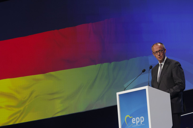 Friedrich Merz német kancellárjelölt, a Kereszténydemokrata Unió, a CDU elnöke az Európai Néppárt (EPP) valenciai kongresszusának nyitóülésén 2025. április 29-én. 