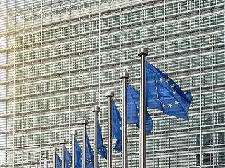 Az Európai Bizottság figyelmeztet: kockázatos a letelepedési kötvény