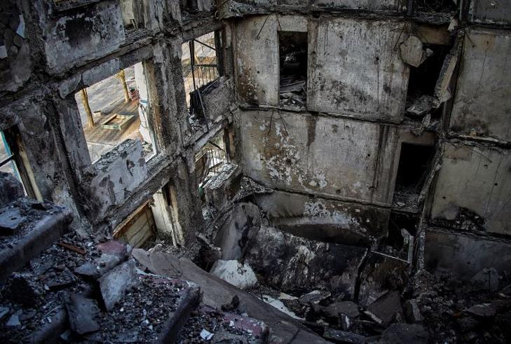 Orosz tüzérségi támadásban megsemmisült lakóház belseje Harkivban 2022. április 14-én. Fotó: MTI/EPA