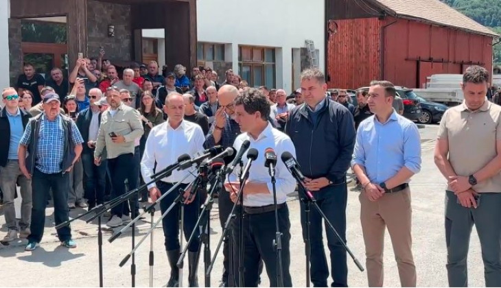 Nicușor Dan román államfő a parajdi sóbányánál tartott sajtótájékozatón