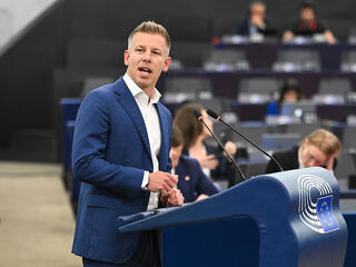 Magyar Péter Lázár Jánosnak és Várhelyi Olivérnek is üzent a brüsszeli kémügyben
