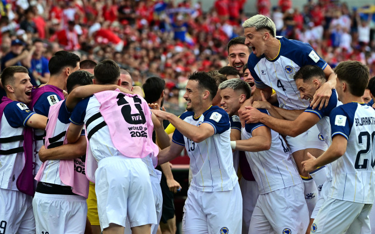 Bosnyák játékosok ünneplik, csapattársuk, Jovo Lukic gólját a 2026-os labdarúgó-világbajnokság B csoportja első fordulójának Kanada- Bosznia-Hercegovina mérkőzésén a torontói BMO Field stadionban 2026. június 12-én