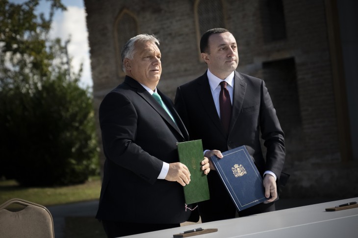 Orbán Viktor magyar és Irakli Garibasvili georgiai kormányfő, miután együttműködési megállapodást írt alá az első magyar-georgiai közös kormányülés után Telaviban 2023. október 12-én. Fotó: MTI/Miniszterelnöki Sajtóiroda/Benko Vivien Cher