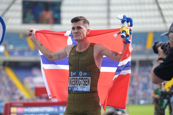 A kétszeres olimpiai bajnok norvég Jakob Ingebrigtsen ünnepel, miután megdöntötte a férfi 3000 méter világcsúcsát a Chorzówban zajló atlétikai Gyémánt Liga-viadalon 2024. augusztus 25-én. A norvég sportoló 7:17.55 perces eredménnyel ért be a célba. A tokiói játékokon 1500-on, a párizsin pedig 5000 méteren győztes Ingebrigtsen ezzel több mint három másodpercet faragott az eddigi csúcsból