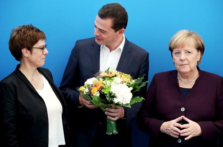 Mégsem indul a kancellárságért Merkel kiszemelt utódja, a CDU éléről is távozik