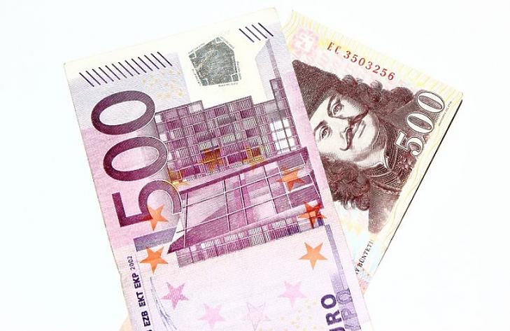 Túl a 350-en - tovább szakad a forint (frissítve)