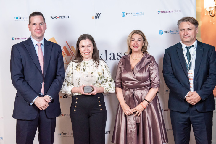 A VIG Alapkezelő nevében Tomasovszki Tímea, ESG Officer veszi át a Legjobb Abszolút Hozamú és Származtatott ESG Alap kategória első díját a Privátbankár rendezvényén