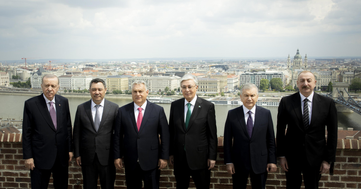 A nap képe: türkökkel feszített Orbán Viktor a Karmelita erkélyén