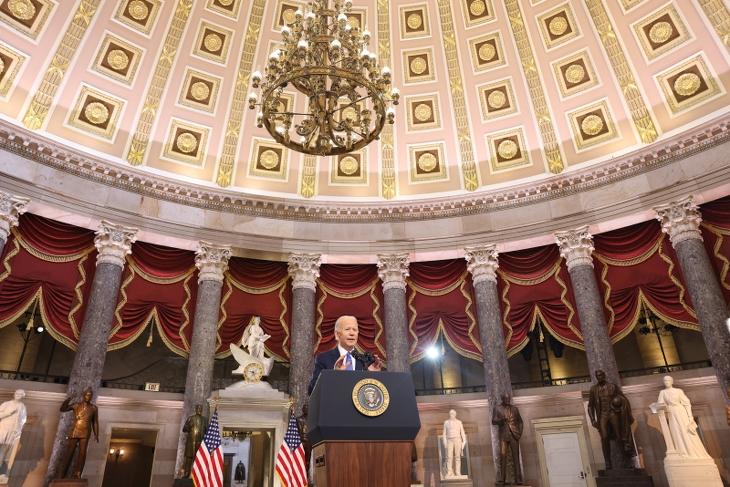 Joe Biden amerikai elnök beszédet mond az amerikai kongresszusi épületegyüttesnél tavaly lezajlott zavargások első évfordulóján a Capitoliumban (Fotó: MTI/EPA POOL/Jim Lo Scalzo)