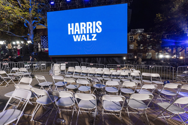 Minden tökéletesen ment, csak éppen a szavazók nem jöttek - üres székek Kamala Harris eredményvárójának helyszínén, 2024. november 6-án, Washingtonban