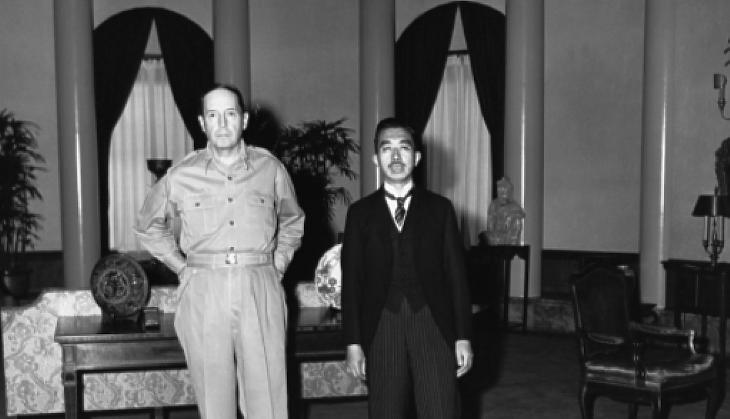 MacArthur és Hirohito (forrás:wikipedia.org)