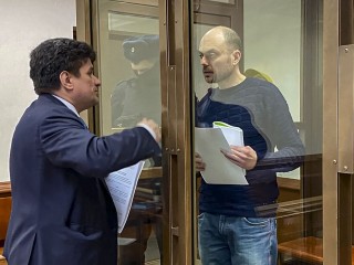 Vlagyimir Kara-Murza ügyvédjével beszél a tárgyalás alatt. Fotó: EPA/MOSCOW CITY COURT PRESS-SERVICE/HANDOUT