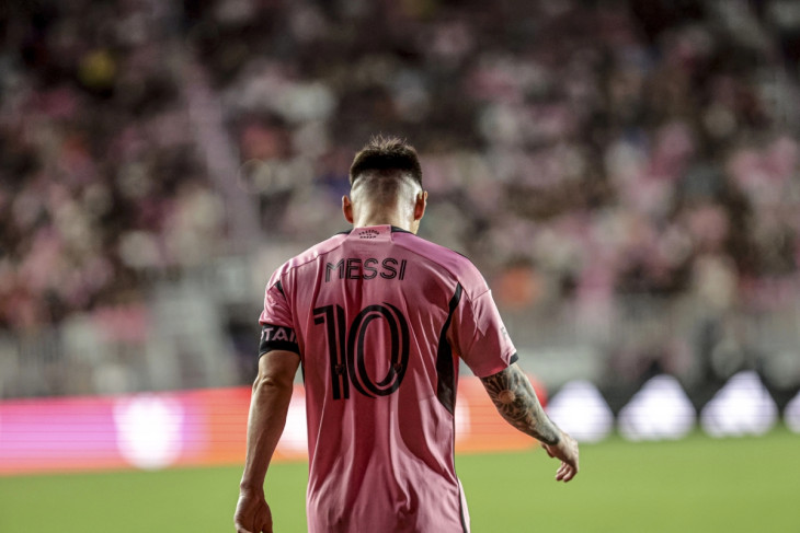 Leo Messi milliónyi rajongóval együtt igazolt Miamiba - nyomában új szponzorokkal és más sztárjátékosokkal.