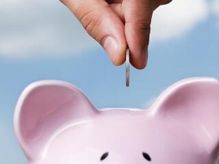 Tolonganak az emberek az önkéntes pénztáraknál