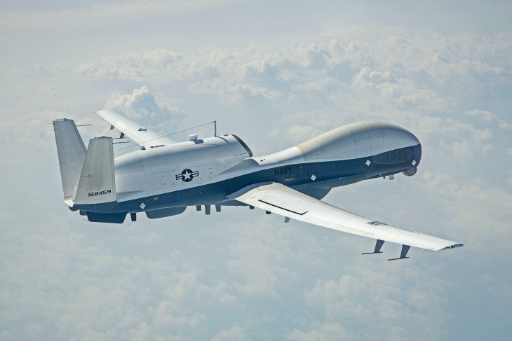 Egy Mq-4C Triton felderítődrón a levegőben. Több száz millió dollárba kerül pótolni, de ennél drágábban fizethet az elvesztéséért az amerikai légierő