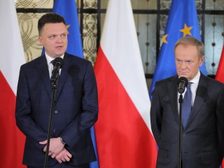  Szymon Holownia, a a Lengyelország 2050 vezetője és Donald Tusk, a Civil Platform vezére egy varsói sajtótájékoztatón 2023. október 24-én. Fotó: EPA/Pawel Supernak