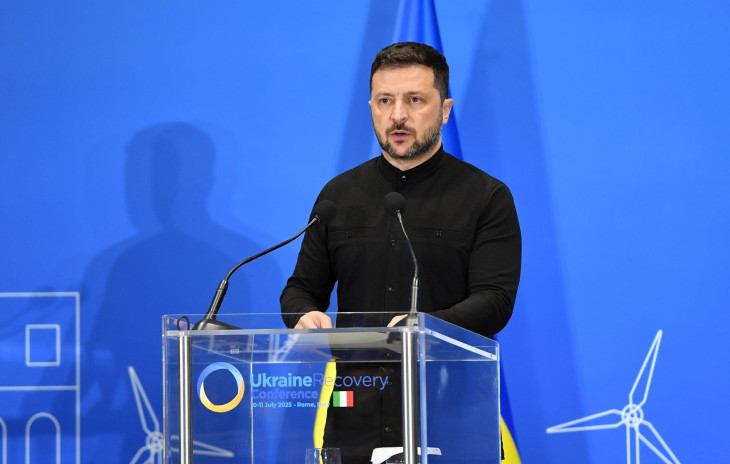 Volodimir Zelenszkij egy 2025. júliusi konferencián. Beleremeghet az elnöksége a korrupcióellenes rendszer felborításába?
