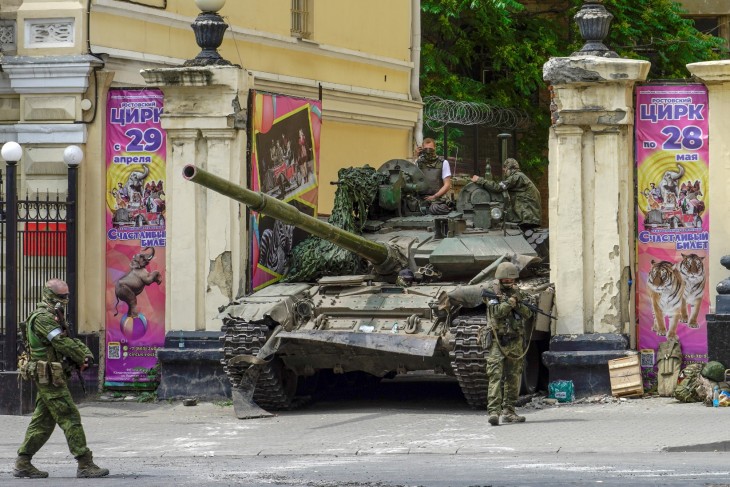 Wagner-harcosok egy cirkusz kapujában megrekedt tankon a Don menti Rosztovban. Fotó: EPA/STRINGER