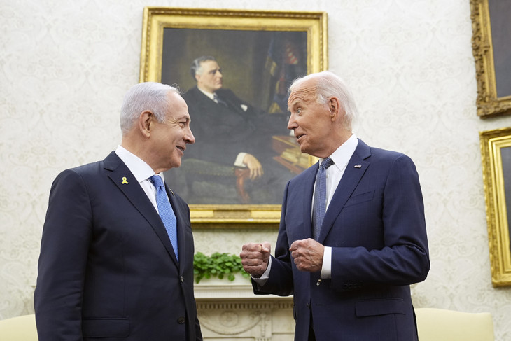 Joe Biden amerikai elnök Benjámin Netanjahu izraeli miniszterelnököt fogadja a washingtoni Fehér Ház Ovális irodájában 2024. július 25-én - Amerika próbál erőt mutatni a konfliktus megoldása érdekében? 